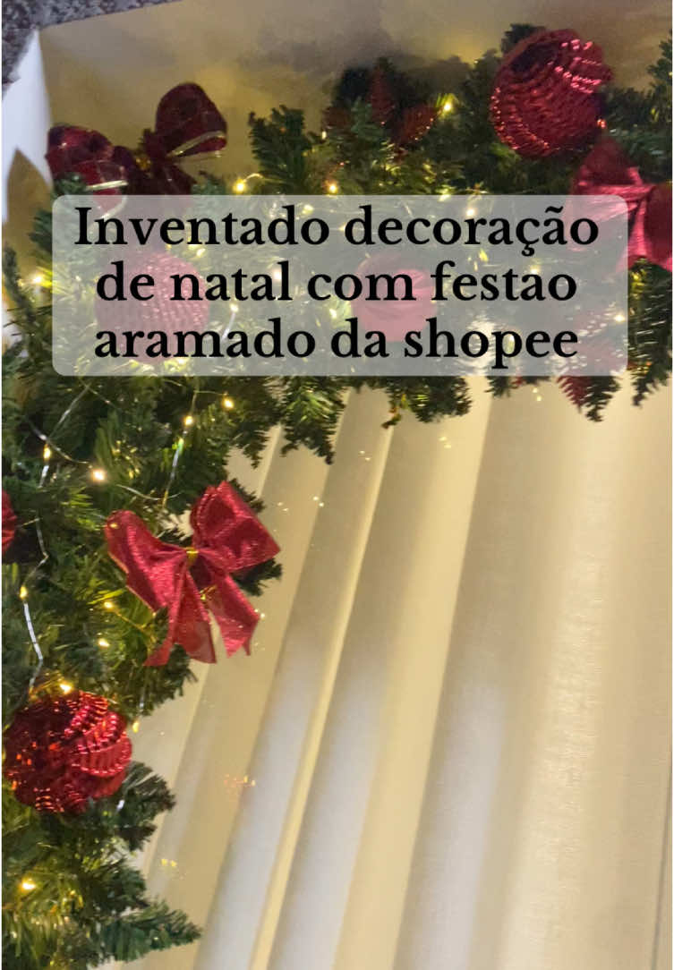 Ela tinha um festão, algumas bolinhas e enfeites de natal da arvore do ano passado, e um sonho… Acho que deu certo né? 😍 #decoracao #natalina #festao #natal #luzes 