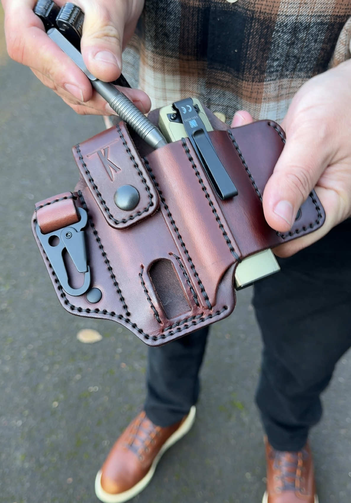 The Arkfeld flashlights fit great in our XL light options. Load up your handmade leather sheath clip - quality crafted tool belt organizers for your everyday life. Shop right or left side options at www.taleofknives.com #toolsofthetrade #organizer #worktruck #truckerlife #18wheeler #peterbilt #truckersoftiktok #belts #snapon #mechanictok