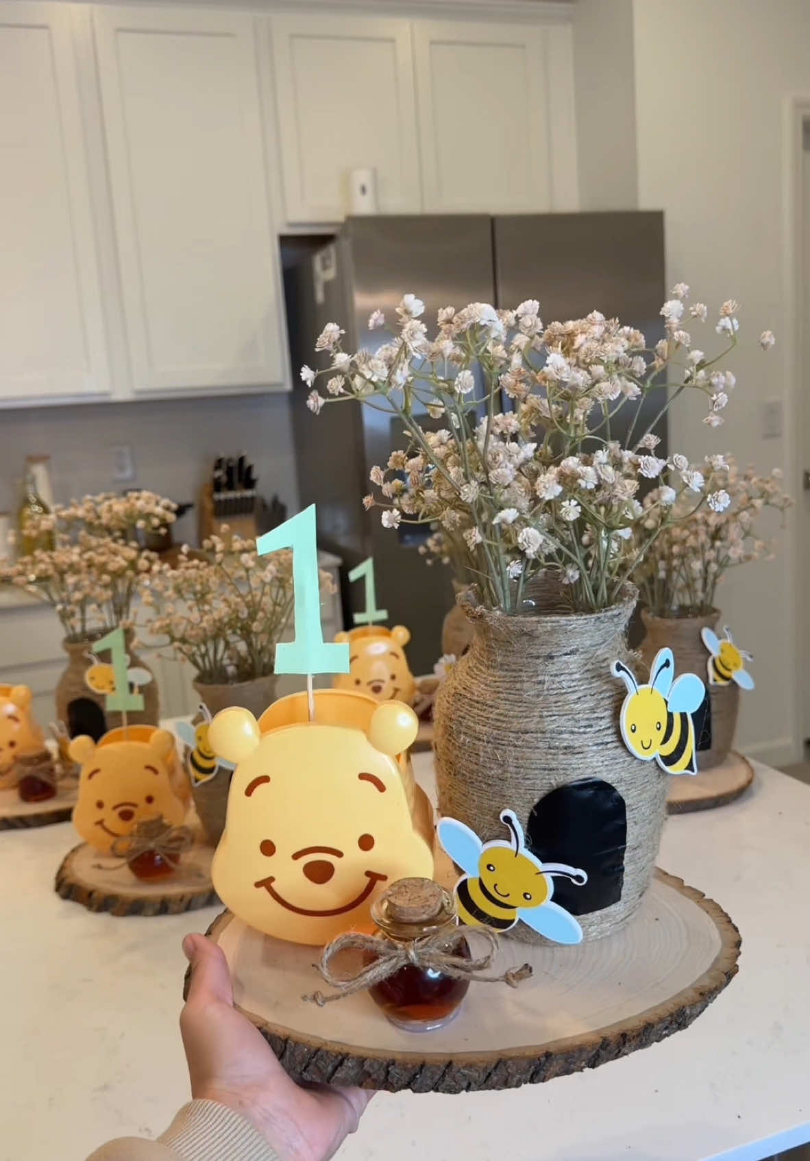 Preparemos los centros de mesa para el cumpleaños🐻🍯! No puedo creer que mi bebe vaya a cumplir un año ya🥺