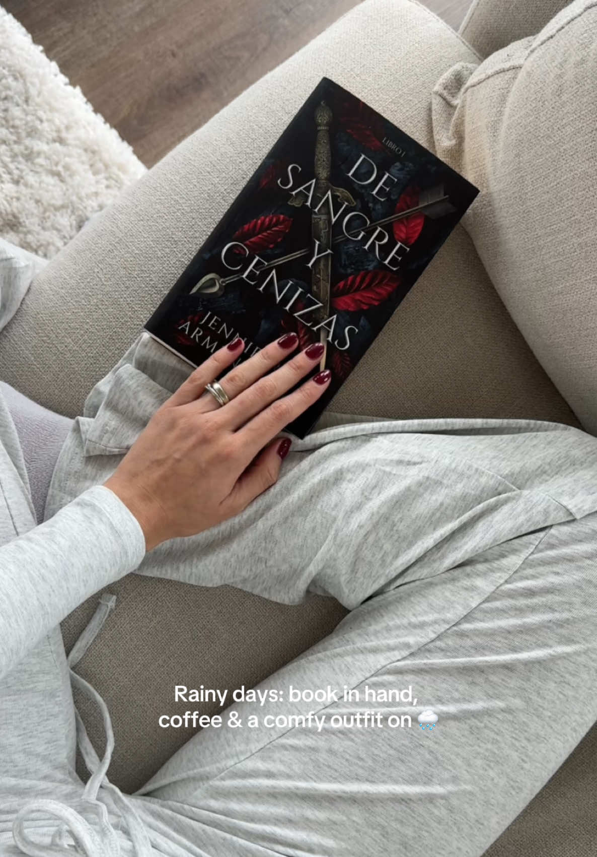 I love these days 😮‍💨 #rainyday #comfyoutfits #treasurefinds #twopieceset #thebloodandash #sangreycenizas #bookgirl 