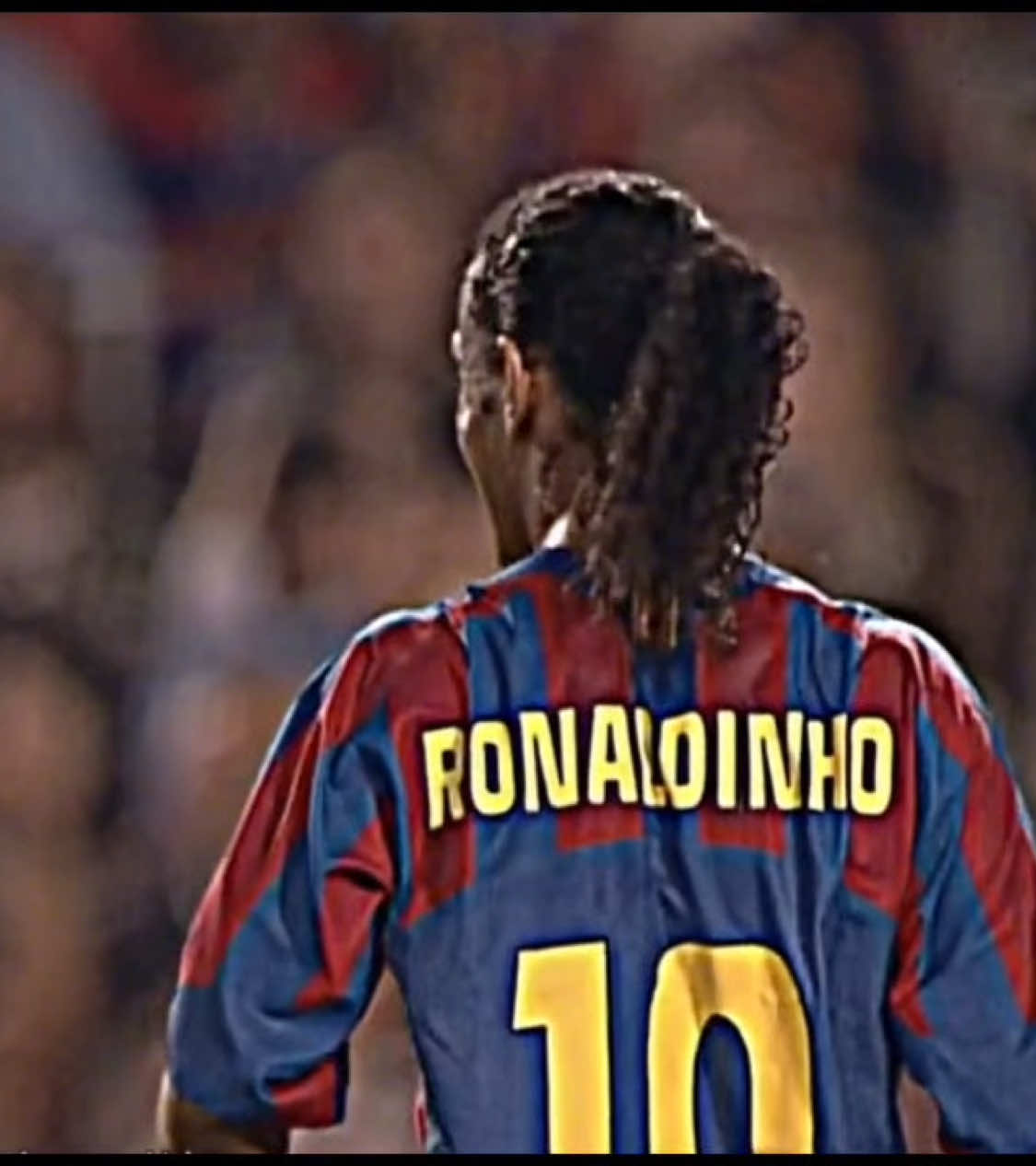 🔥 A melhor temporada de Ronaldinho? 🎩⚽ ⚽ A 05/06 foi mágica: dribles geniais, gols inesquecíveis e o Barcelona conquistando tudo com o Bruxo no comando. 🏆✨ 👑 Na minha opinião, esse foi o auge do Ronaldinho. Ele dominava o jogo e encantava o mundo a cada toque na bola. 🗣️ Concorda ou acha que outra temporada dele ainda foi melhor? Comenta aí e vamos debater! 👇⚡ #ronaldinho #ronaldinhogaucho #barcelona #futebolarte #craque #ronaldinhoskills 