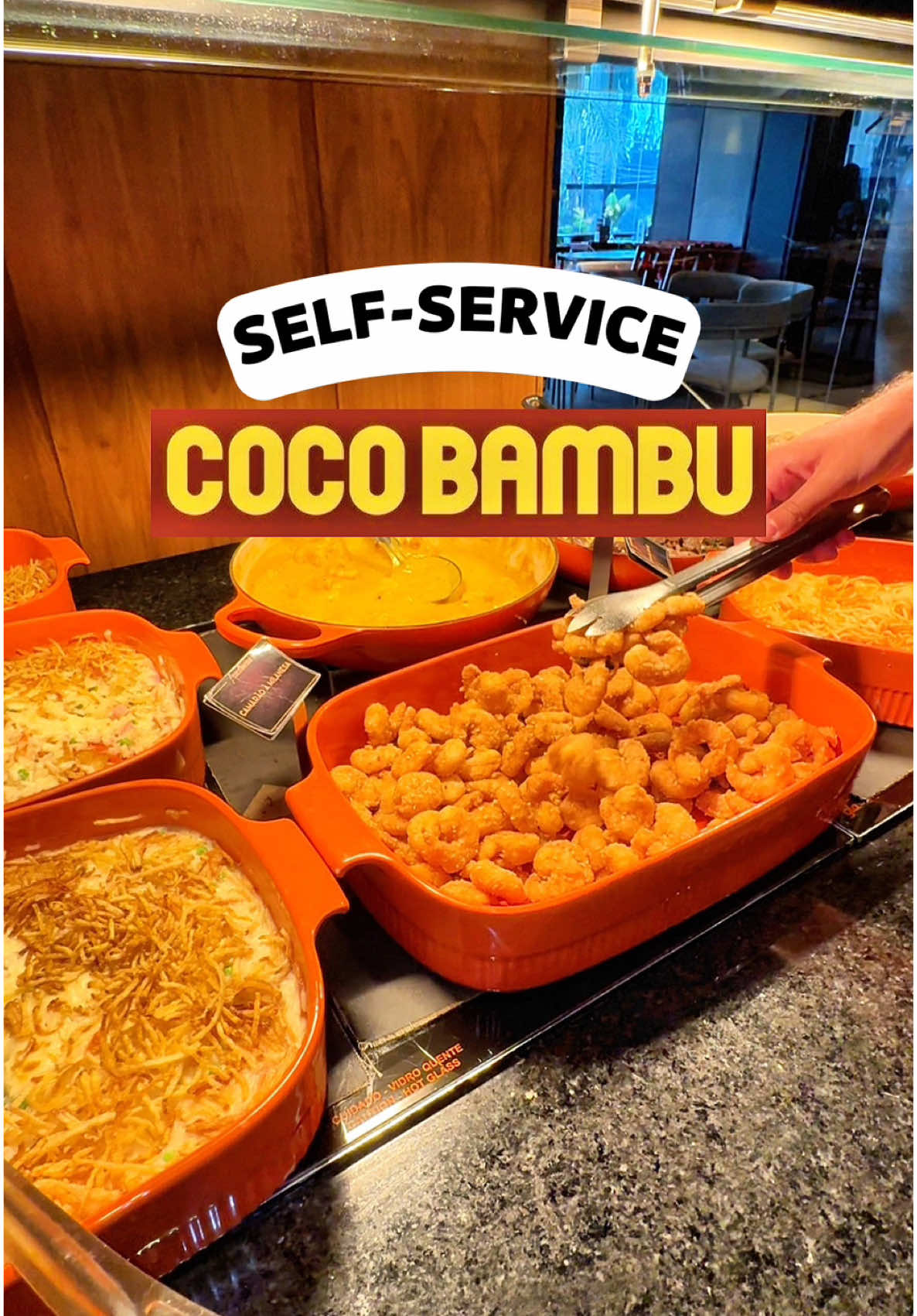 BUFFET À VONTADE NO COCO BAMBU 🍤 Experimentamos o buffet do Coco Bambu, onde você paga um valor fixo e come à vontade!  O self service funciona diariamente e tem entradas, saladas, muito camarão, peixes, alguns pratos principais do cardápio e até sobremesas.  Funciona de segunda a sexta das 12h às 15h (exceto feriados), e custa R$ 79,90 por pessoa. 🍹 Às bebidas são à parte.  JÁ MARCA O @@ QUE VAI TE LEVAR 👇👇 📍 Av. Antônio Joaquim de Moura Andrade, 737 - Vila Nova Conceição #cocobambu #camarao #frutosdomar #restaurantesp 