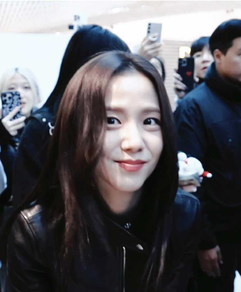 she looks so hot. safe skies my kitty #jisoo 