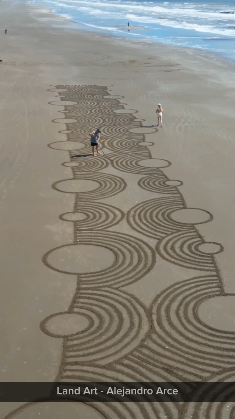 Land Art. Alejandro Arce.  La Lucila del Mar. Costa Argentina.  Imágenes: Ulises Arce  http://www.alejandroarce.com.ar #efimero #sandart #landart #arteynaturaleza #mandala #argentina #LaLucilaDelMar #PartidoDeLaCosta #LaCosta #dibujozen #zentagle #alejandroarce #playa  @alejandro_arce