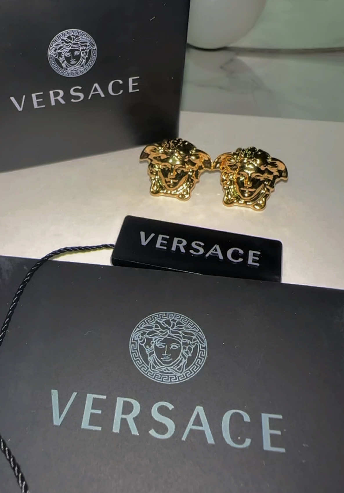 #unboxing #haul #me #girl #earings #versace #farfetch #today #goodnight #night #xmas #chiristmas #present #gift #good #Love #like #enjoy #fun #grwm #tiktokviral #viral #fy #fyp #versaceearrings #medusa #gld