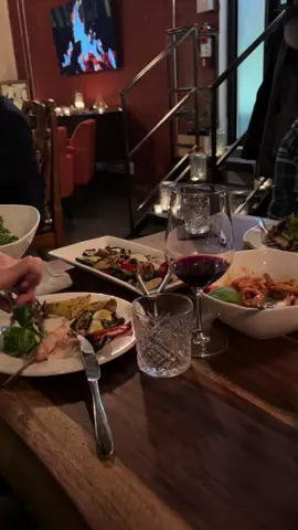Christmas dinner 🍽️🥂#canada_life🇨🇦 #dailyvlog #toronto #christmas #fyp #カナダ #留学 #クリスマス