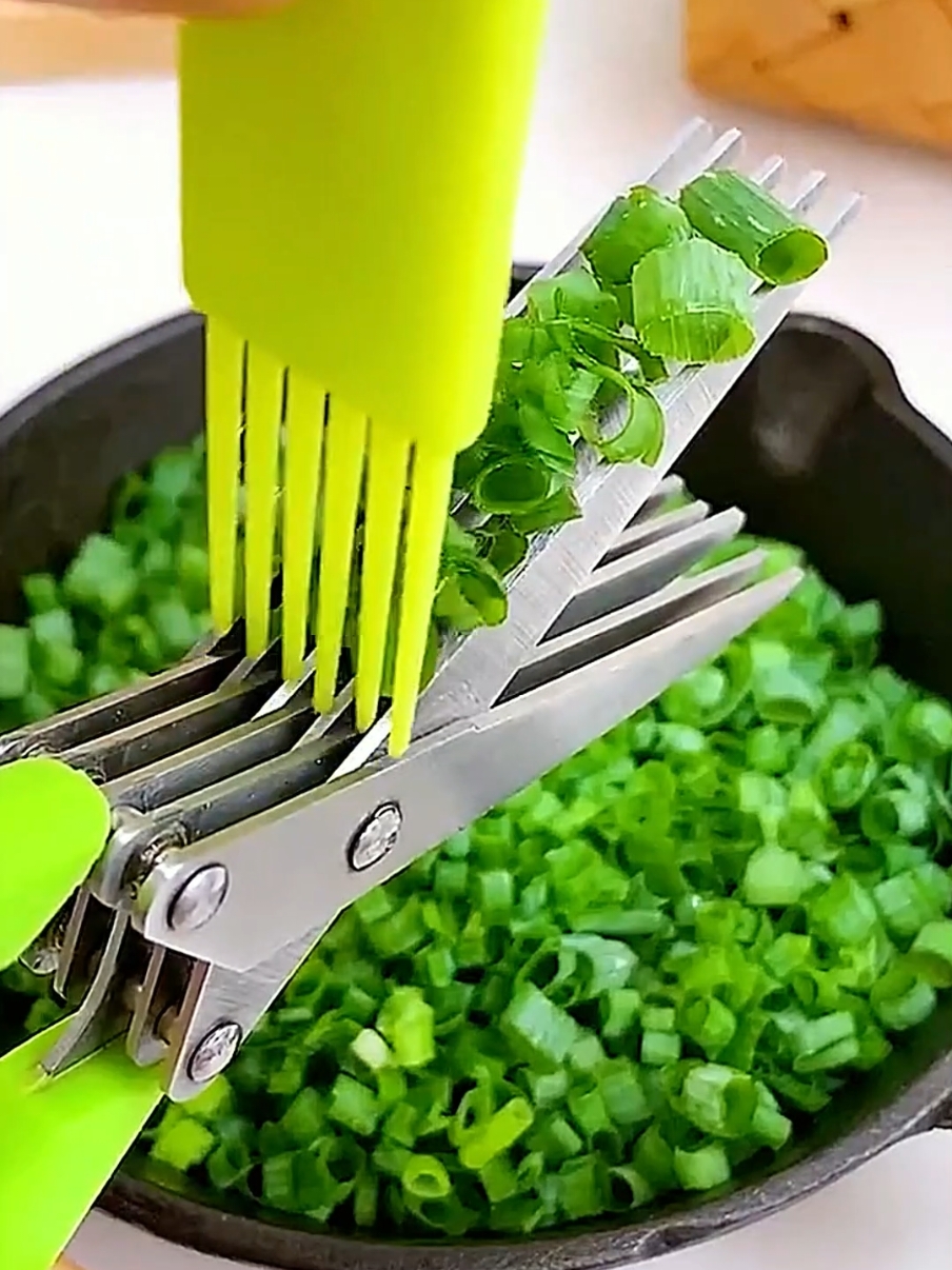 Cuts quickly, evenly, and neatly #scallionscissors #scissors #fyp #foryou #tiktok #goodthing #goodstuff  #householdgoods #householditems #homehacks #kitchenware 