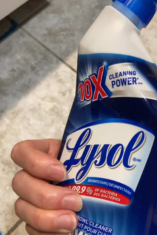 Cleaning Hack 🤯 “J’ai vu ça sur Tiktok” fait trop souvent parti de mon vocabulaire… mais câline.. ça marche !!  #b#bathroomcleaningc#cleaningtiktokc#cleaninghacksl#lysoltoiletbowlcleanertilecleaning 