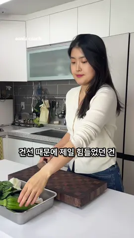 <건선 때문에 죽을 순 없잖아> 드디어 나왔어요💚💚💚 ⠀ 이제 책으로 건선 치유 과정과 치유 가이드를 만나보셔요📖😆 ⠀ 그간의 치유 노하우를 모두 모아 책에 꾹꾹 눌러 담았습니다✍🏼 ⠀ 죽을 것 같이 힘들던 건선 분투기를 지나 제가 직접 겪으며 깨달은 치유 방법과 건강한 레시피들을 쉽고 자세하게 풀어냈어요🙌🏼 ⠀ 자주 묻는 질문 답변과 일주일 식단 가이드도 있어서 차근차근 따라하실 수 있을 거예요~😊 ⠀ 진짜 아침마다 쓰느라 머리털 다 빠질 뻔 했지만 응원해주시는 어니언이 있어서 쓸 수 있었어요🥹 ⠀ 죽고 싶을 정도로 힘든 고통도 끝낼 수 있다는 희망을 전하기 위해 책을 쓰게 되었는데, 혼자 하기 막막하실 때마다 마음을 다잡게 도와드리는 치유 길잡이가 되었으면 좋겠습니다🙏🏼 ⠀ 건선이나 아토피, 습진 같은 만성 염증성 피부염은 증상만 조금씩 다르지 결국 내부 문제인 것은 동일해서, 몸에 들어오는 독소를 줄이고 염증을 잘 잡아주면 충분히 나을 수 있어요~ ⠀ 방법은 분명 있으니 완치가 안될거다 좌절하고 절망하시지 마시고 같이 천천히 치유해나가요~!💪🏼 ⠀ 주위에 가려움, 각질로 고생하시는 분들께 연말 선물로 드리는 것도 넘 좋을 것 같습니다🎁 ⠀ 모쪼록 필요하신 분들께 널리 널리 알려주시면 감사하겠습니다🧅 ⠀ ⠀ 📚책은 지금 제 프로필 링크에서 구매하실 수 있어요~ ⠀ 오프라인은 나중에 나오니 일단 온라인에서만 구매 가능하세요! ⠀ 오프라인에 나오게 되면 제가 또 따로 알려드릴게요 ㅎㅎ ⠀ ⠀ ⠀ 🎉구매 인증 이벤트🎉 ⠀ 스튜디오 식사 초대권 (3분) &진정티 증정 (10분)을 드려요💚 ⠀ ✅참여 방법 ⠀ 1️⃣ 책을 구매한다 ⠀ 2️⃣ 인스타그램 스토리에 구매 인증샷을 올리고 어니 코치를 (@eonie_coaching ) 태그한다 ⠀ 3분을 선정해 제 스튜디오에 초대하여 식사를 대접합니다💚 ⠀ 제 스튜디오는 송파구에 있는데, 초역세권이라 지하철 역, 버스 정류장 다 바로 앞에 있어서 편하게 오실 수 있어요~! ⠀ ⠀ 🫚다른 10분께는 올 겨울 따뜻하게 보내시라고 제가 만든 루이보스 생강차, 진정티 한 박스를 보내드릴게요🫖 ⠀ *비공개 계정은 제가 볼 수 없어 스크린샷 찍어서 디엠 보내주세요~ ⠀ 참여 기간 : 12월 5일(목)~18일(수) 2주간 발표 및 디엠 : 12월 19일(목) ⠀ ⠀ 건선 치유하며 제일 힘들었던 게 불확실함과 외로움이잖아요~ 이젠 저와 어니언들이 있으니 서로 의지하면서 더 건강하고 행복하게 살아요💚🧅 ⠀ ⠀ #건선 #자연치유 #건선때문에죽을순없잖아 #자가면역질환
