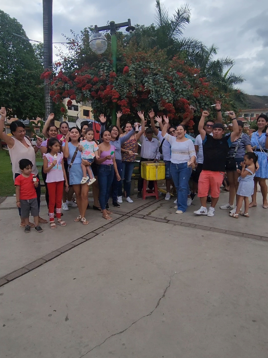 El BATALLÓN DE AMOR se hizo presente en el Parque Cenepa , ayudando a un señor que vende helados , se emocionó hasta las lagrimas 🤝 #jaen_peru #ayudasocial #batallondeamor #apoyotiktok #fye #viral