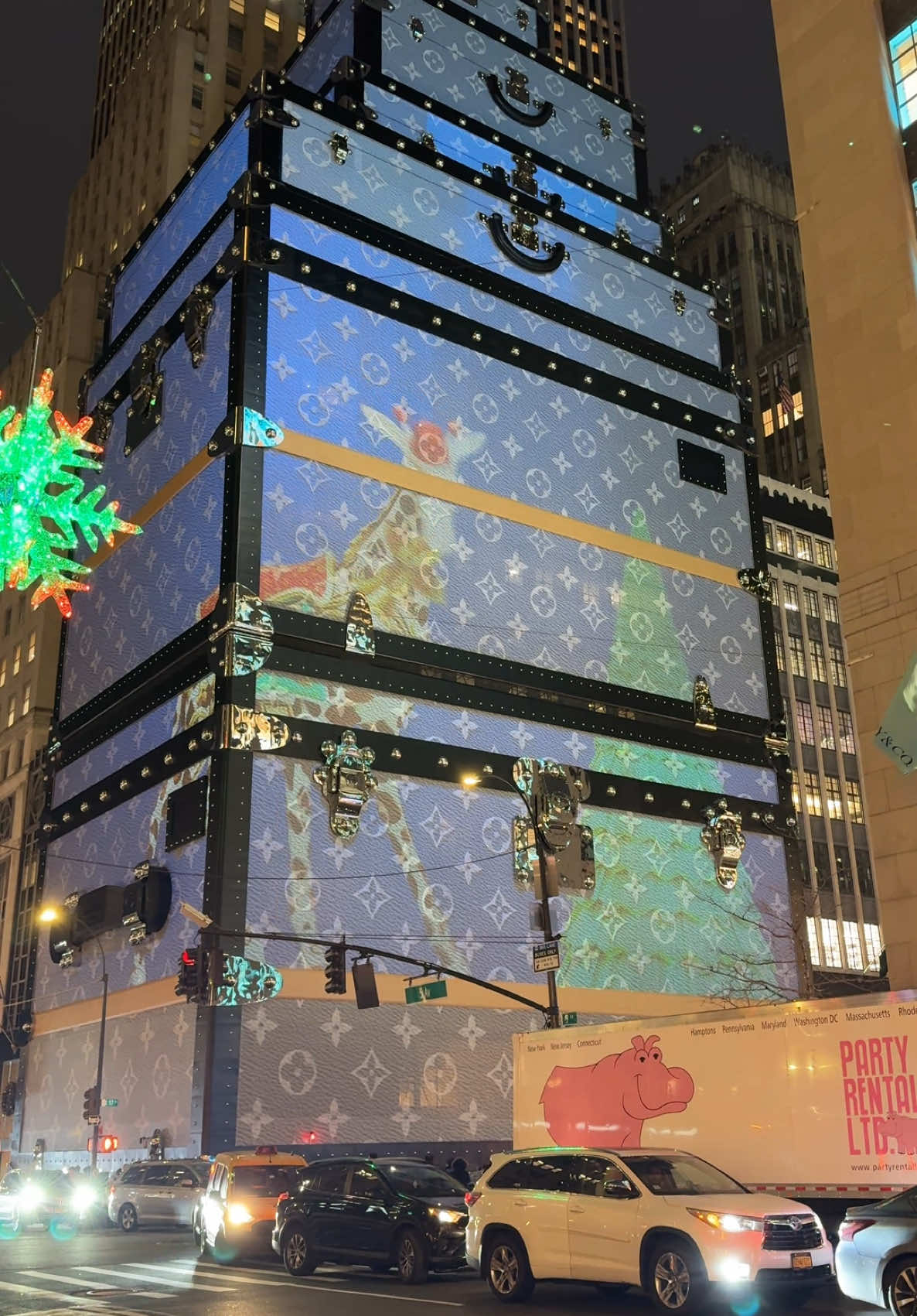 Louis Vuitton Holiday Light Show @Louis Vuitton 🧳✨💫 #newyork #newyorkcity #usa🇺🇸 #louisvuittonlover 