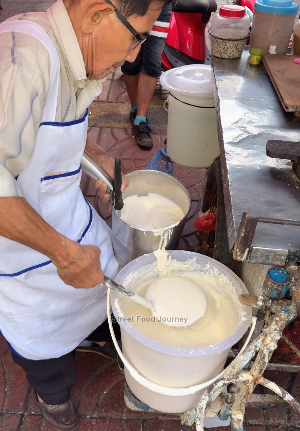 Bangkok Grandpa Sells Thick Peanut Pancake - Thai Street Food  🔍 Business name  Peanut Pancake  📍Address Chinatown Bangkok  💵 Price  40 Baht/$ 1.15 USD #streetfood #thailand #bangkok 