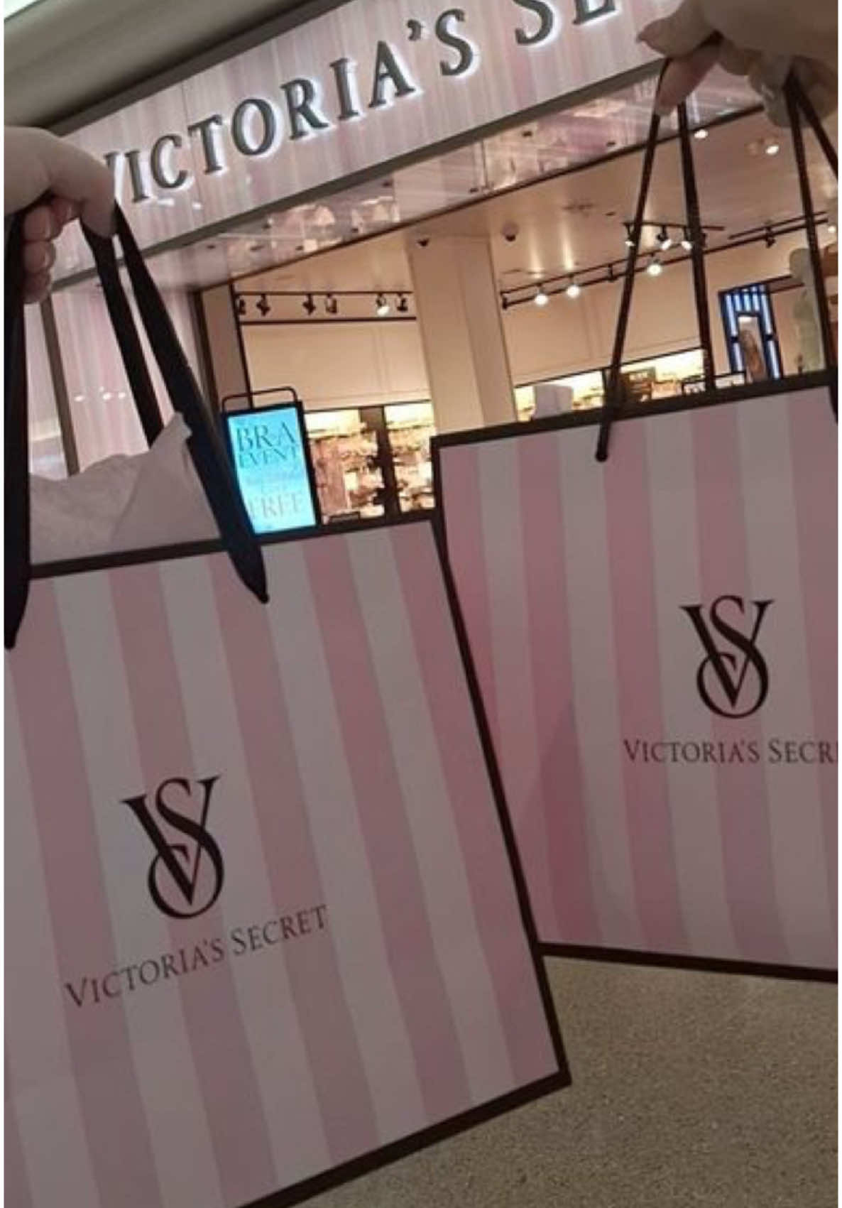 Quem nunca sonhou em ter um pedacinho do luxo da Victoria’s Secret em casa? ✨💖 Essa é sua chance de transformar o desejo em realidade! Corre pra garantir o seu favorito! 🛍️💎  Rede vizinha: @useimports_s #EraOMeuSonho #VictoriasSecret #comprinhas
