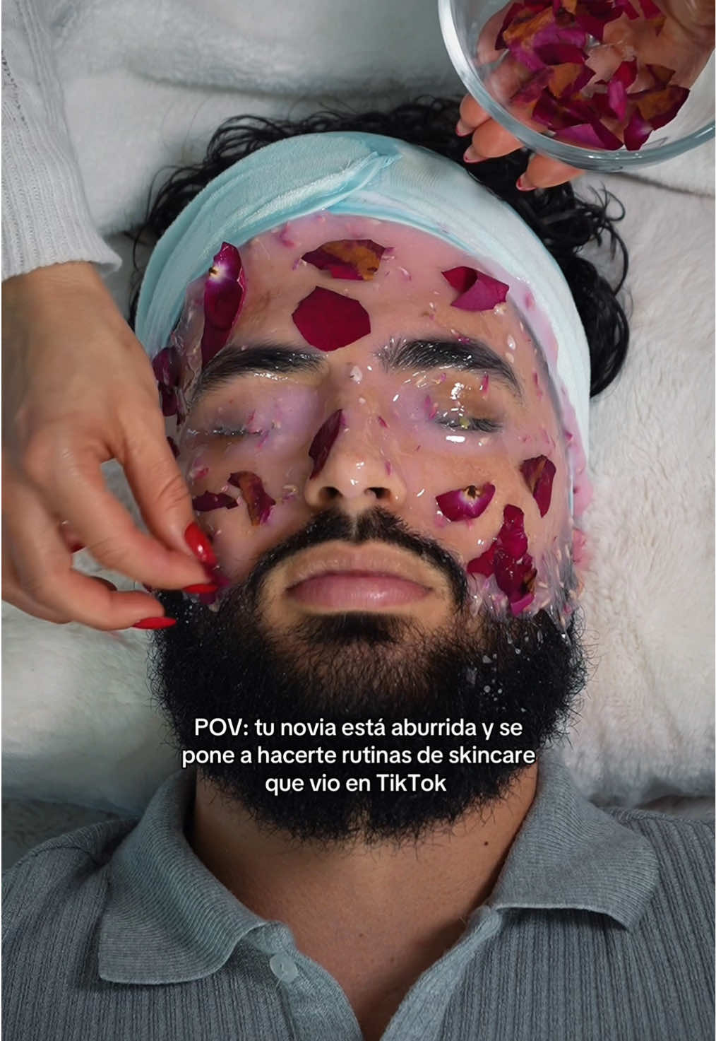 POV: tu novia está aburrida y se pone a hacerte rutinas de skincare que vio en TikTok  #skincare #haircare #skincareroutine #pielsana #cuidadodelapiel #asmr #asmrsounds #skincareformen 