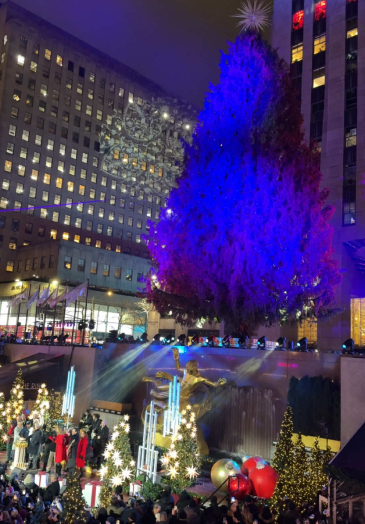 The moment you all been waiting for! @Rockefeller Center Christmas Tree of 2024 is officially lit 😍 The tree will be lit 5pm to midnight daily and 24 hours during Christmas! It will stay up on display much longer this years until mid January 🎄 Merry Christmas Everyone ❤️ #entertainmentnews #rockefeller #christmasinnewyork #rockefellercenter 