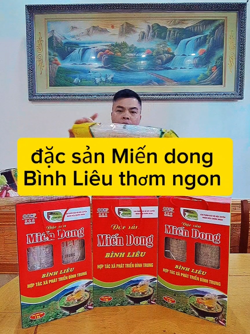 Miến dong Bình Liêu là một đặc sản nổi tiếng, được làm từ 100% tinh bột dong riềng nguyên chất, không pha tạp chất hay chất bảo quản. Sợi miến có màu trong tự nhiên, dai mềm, không nát khi nấu và đặc biệt giữ được hương vị thanh mát, thơm ngon đặc trưng. Đây là lựa chọn hoàn hảo cho các món như miến xào, miến nước, hay nấu cùng các món ăn đặc biệt trong dịp lễ tết. Miến dong Bình Liêu không chỉ ngon mà còn đảm bảo an toàn, lành mạnh cho #miendongbinhlieu #Vinhbinhlieu #lenxuhuong 