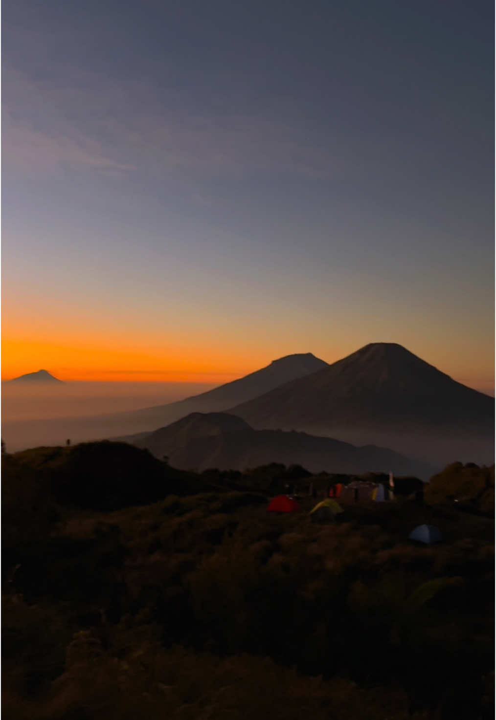 mamak harus lihat ini🌄🌅 #gunung #pendaki #pendakigunung #pendakiindonesia #fyp #prau #gunungprau #foryou #xybca #foryoupage 