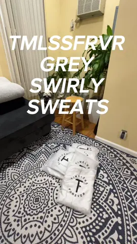 TmlssFrvr grey swirly sweat try on and review! @Timeless Forever @Duc #tmlssfrvr #fashion #style #swirlysweats #baggysweats #fashiontiktok 