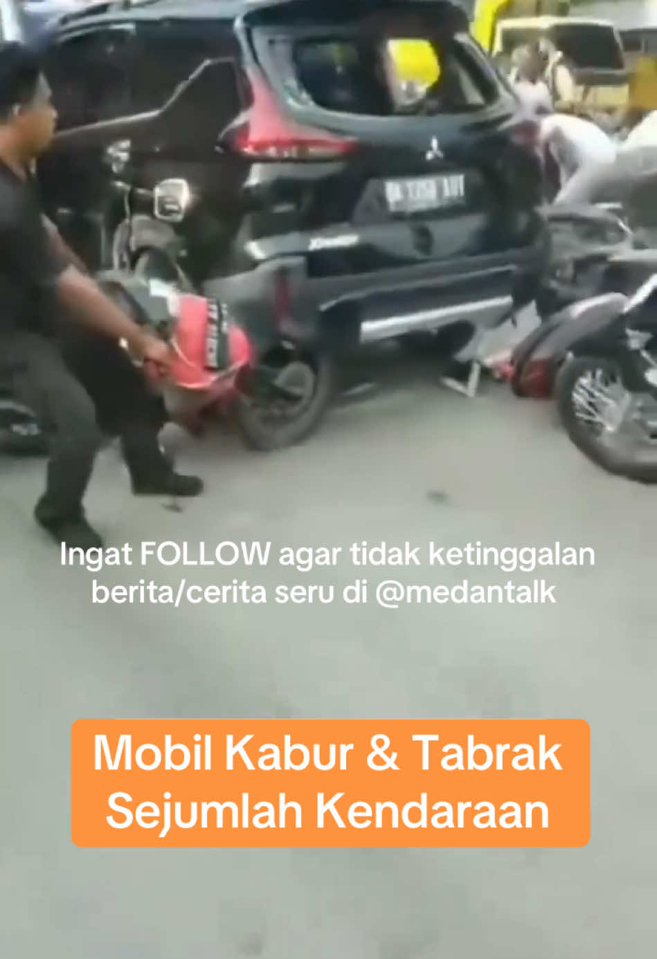 Mobil diduga Tabrak Lari berusaha kabur dari amukan masa di Medan akhirnya ketangkap dan mobil dihancuri masyarakat Pengemudi Xpander menabrak lari pengendara motor hingga pejalan kaki saat keluar dari kawasan exit Tol Tanjung Mulia, Kota Medan. Insiden itu terjadi pada Rabu (4/12). Pengemudi Xpander itu merupakan seorang wanita berinisial A (51). Kapolres Belawan AKBP Janton Silaban mengatakan peristiwa tersebut terjadi sekitar pukul 16.00 WIB. “Diduga kurang hati-hati pas keluar, lalu menabrak pemotor hingga pejalan kaki,” kata Janton saat dikonfirmasi, Kamis (5/12). “Lalu dia kabur, dikejar massa,” sambungnya. Janton mengatakan akibat insiden ini, pemotor bernama Ambri Syahputra dan pejalan kaki bernama Luhut Simangunsong mengalami luka lecet pada bagian kaki. Janton juga mengatakan mobil pelaku dirusak oleh massa. Saat ini, pelaku diamankan di Polres Belawan untuk proses hukum lebih lanjut. + Agar jangkauan postingan ini bisa meluas, jangan lupa untuk selalu like setiap postingan kami dan juga tinggalkanlah komentar meski hanya sekedar emoticon.  Ingat FOLLOW agar tidak ketinggalan berita/cerita seru di @medantalk  Sumber: kumparan #berita #medan #tabraklari #kecelakaan 