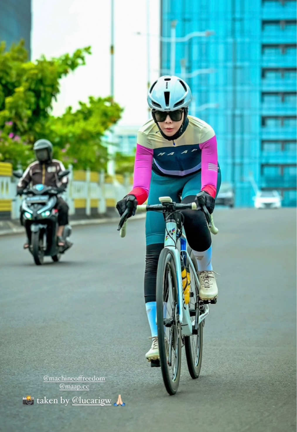 , “….Happy Ride, as always 💕”. . . . . (#fondodalkot) . #aroemalzier #roadbike #roadbikes  #roadbikelife  #roadbikeindonesia  #roadbikewomen  #womencyclists  #sepedaan #sepedahan #enjoylife #happytime #happymoment #happywifehappylife  #cycling #cyclinglife  #cyclist  #cyclistlife  #cyclingreels  #gowes #goweser #colnagov3  #saturdayride  #maapapparel  #colnagoworld 