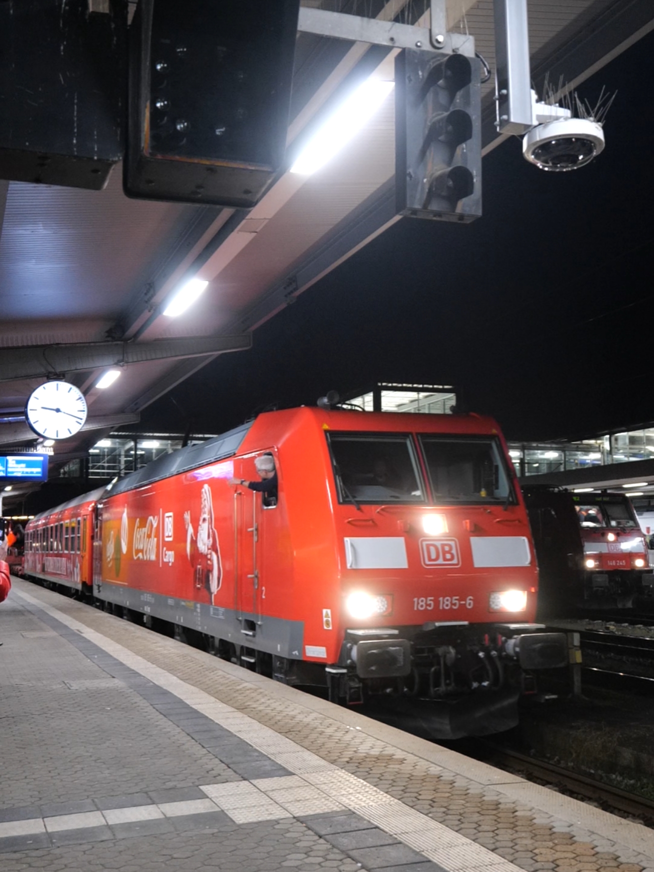 Coca Cola Weihnachtszug 🤩😍 #trainspotten #trainspotting #trainspotter #db #deutschebahn #dbcargo #cocacola #br185  #cocacolaweihnachtszug #cocacolaweihnachtstruck  @Coca-Cola 