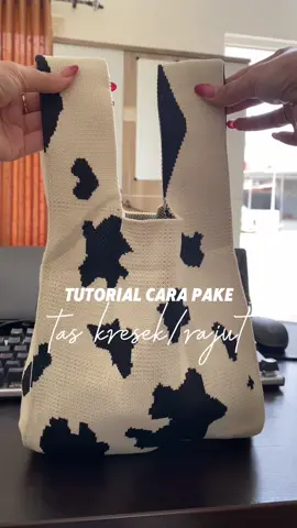 Membalas @Evi Nurazizah ada 2 cara pakenya biar barang bawaan ga jatuh walau gada zipper #tasrajut #tasmini #totebag #taskresek 