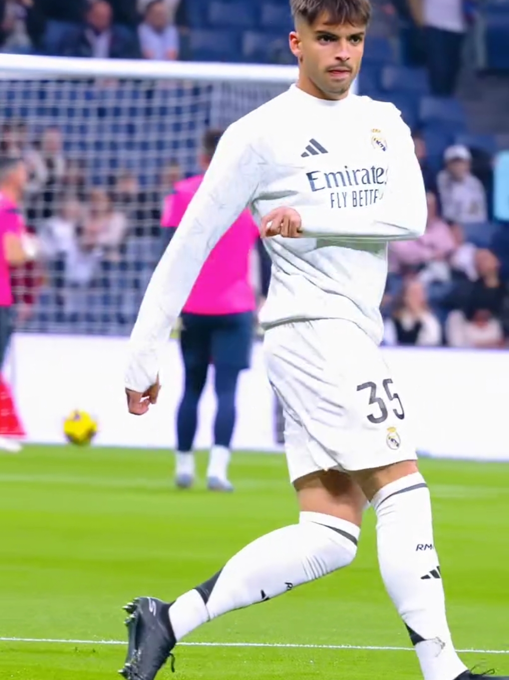 Warrior 🇪🇸  @raulasencio4 #RealMadrid #HalaMadrid #sportphotography   #efootball #efootballpes2020 #video #viral #madridista #كرة_قدم  #ريال_مدريد  #الرياض  #السعودية 