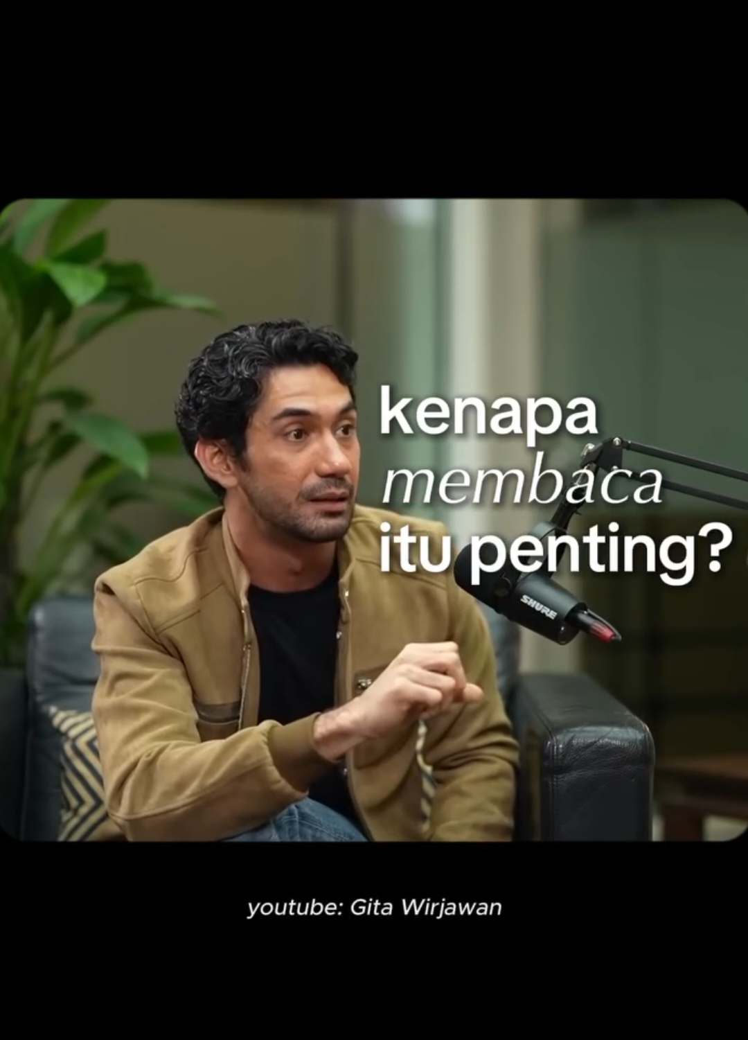 Kenapa sih membaca buku itu penting? Simak jawaban Reza Rahadian tentang mengapa saat ini malah kita lebih baik banyak membaca buku. Sudah baca buku hari ini? Sc: YT/GitaWirjawan #bukuakik #rezarahadian #books 