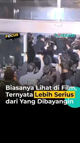 Warga Seoul dikejutkan oleh darurat militer yang diberlakukan Presiden Yoon Suk-yeol pada Selasa malam hingga Rabu subuh (4/12), keputusan itu diambil karena ancaman dari Korea Utara dan kelompok anti-pemerintah.  Meski hanya berlangsung enam jam sebelum parlemen membatalkannya, kondisi ini menyebabkan kepanikan, nilai mata uang merosot, dan bursa saham anjlok. Banyak warga, seperti Gang He-soo dan Kim Byeong-in, mengaku takut dan khawatir akan masa depan negara, menyebut pengalaman ini sebagai sesuatu yang hanya pernah mereka lihat di film. Meski begitu, aktivitas di Seoul kembali normal usai darurat militer dicabut. 📸: Dok. AP. #focus #daruratmiliter #news #videonews #darurat #militer #koreaselatan #korsel #koreautara #korut #presiden #yoonseokyeol #info #beritaterkini #berita #infoterkini #bicarafaktalewatberita #kumparan