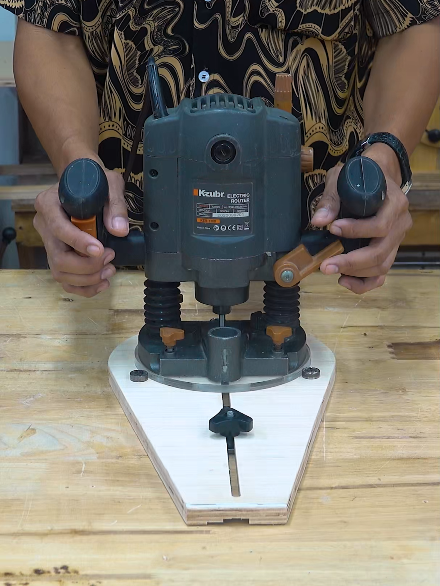 CUT CIRCLES LIKE A PRO WITH THIS Router JIG HACK!​​ (Part1)