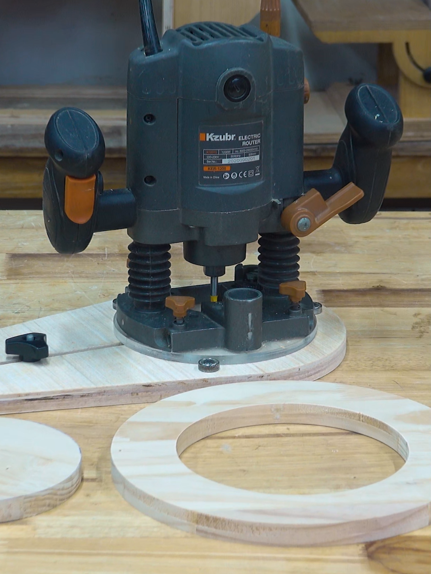 CUT CIRCLES LIKE A PRO WITH THIS Router JIG HACK! (Part2)