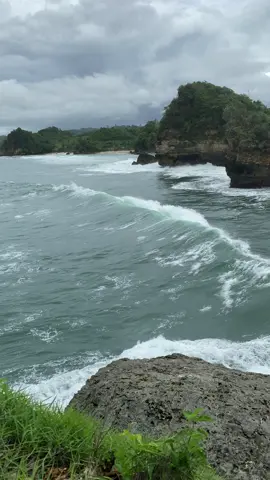 anehnya, berisiknya ombak justru menciptakan ketenangan #pantaibatubengkung #sea #beach #ombak #pantaimalangselatan #sadvibes #beachvibesmusic #fypdongggggggg #fyp #fypdong 