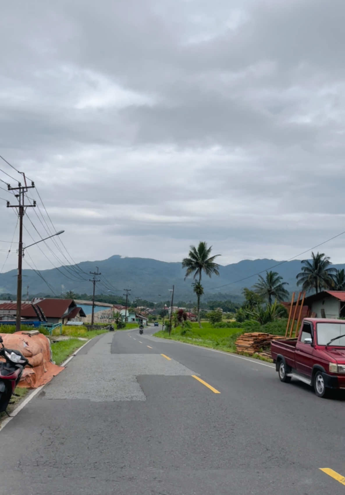 Kampuang awak ko mah kecek urang rantau #padangpanjang #padangpanjangsumbar #kotadingin #jalanbaru #padang #padangsumbar #minanglasuah #fypminang #fyp #storyminang #jalansumbar #jalanaspal #taragakpulang #takanakampuang #pesonasumbar #laguminang 