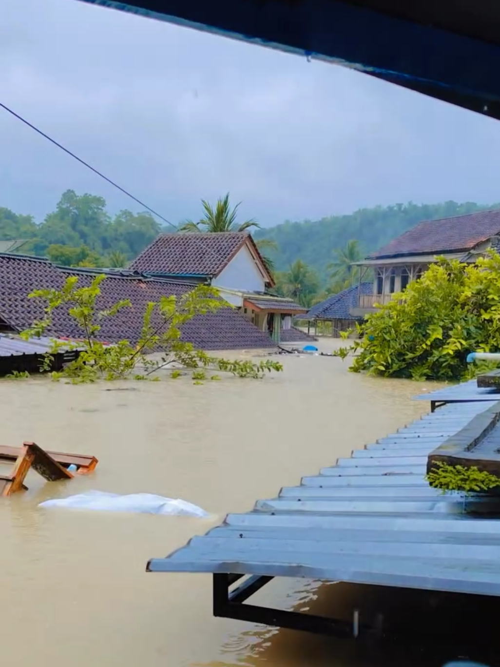 Kudu Kumaha atuh ari ges banjir kie, hujan masih keneh..  #banjir #cikaso #banjircikaso #fyp 