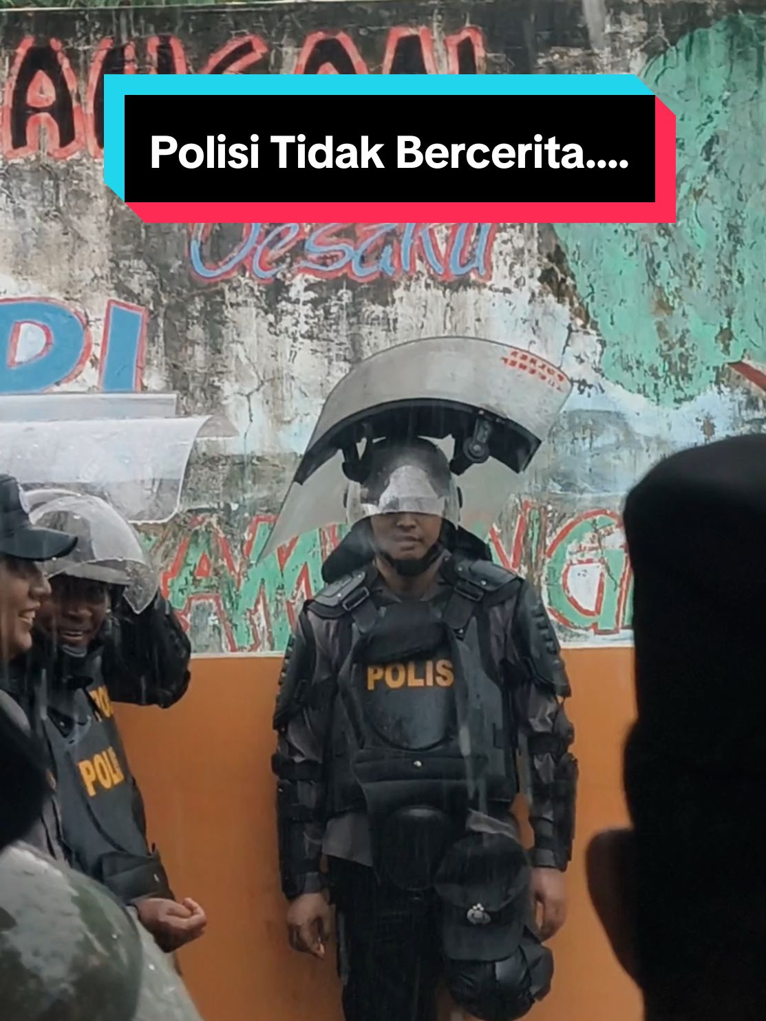 Dulu, aku percaya hujan membawa berkah. Tapi kini, setiap rintiknya mengingatkanku bahwa harapan pun bisa tenggelam dalam kubangan luka. Sobat Humas Ambyar Kumpul #Sumenep #JagaPersatuan #polripresisi 