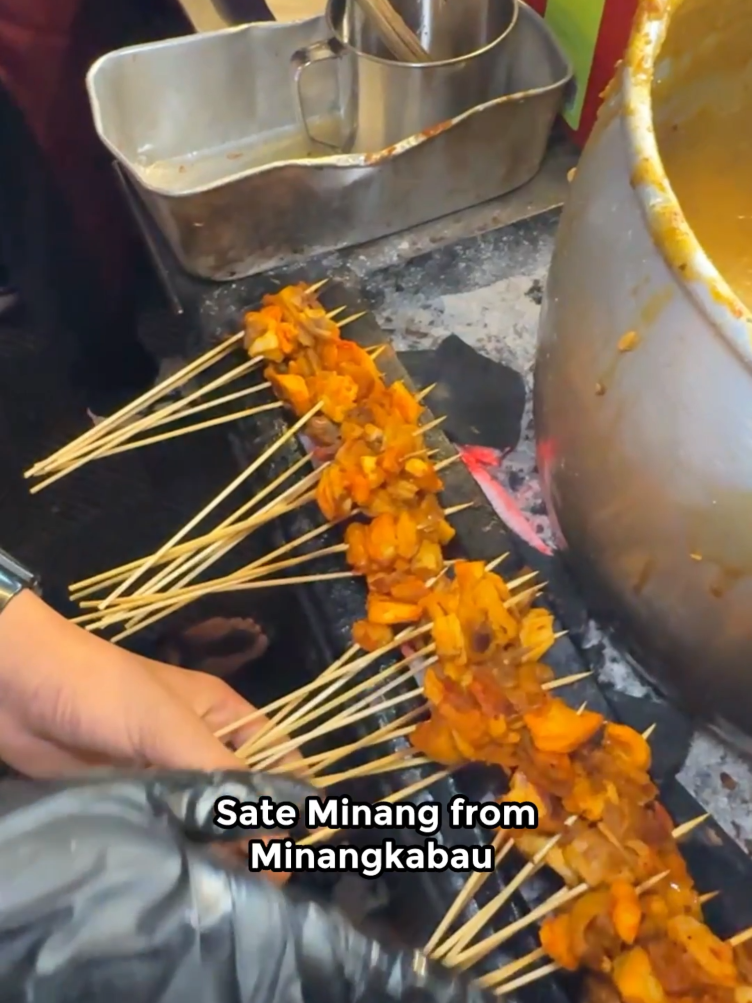 Authentic Sate Minang in Selangor 😍 📍 Sate Minang Pak Yat Paya Jeras  Lot 2986, JIn Kuala Selangor, Kampung Paya Jaras Tengah, 47000 Sungai Buloh, Selangor  Nominated for the Foodie Hawker Awards, this is one of the most popular sate spots in Selangor 🤩 The rich, flavourful peanut gravy and freshly fried Ayam Lada Hijau pairs perfectly with each crave-worthy sate stick 😋 Good news! You can now enjoy their Sate with RM2 OFF using this PROMO CODE: 'MAEFHA2' when paying via MAE DuitNow QR 🥳 *Valid until 31 December 2024 with a min. spend of RM8, at all Foodie Hawker Awards nominated hawker stalls Love what you just ate? Don’t forget to vote the 'best hawkers' at 👉🏻 https://foodie.asia/foodiehawkerawards ❤‍