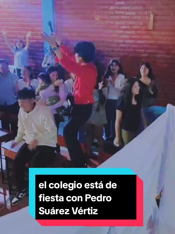 Todo el colegio cantan juntos la canción de Pedro Suárez Vértiz #musica #homenaje #alumnos #profesores #niños #colegio #alegria #cantando #inolvidable #emociones #peruanos #pedrosuarezvertiz #fiesta #promocion 