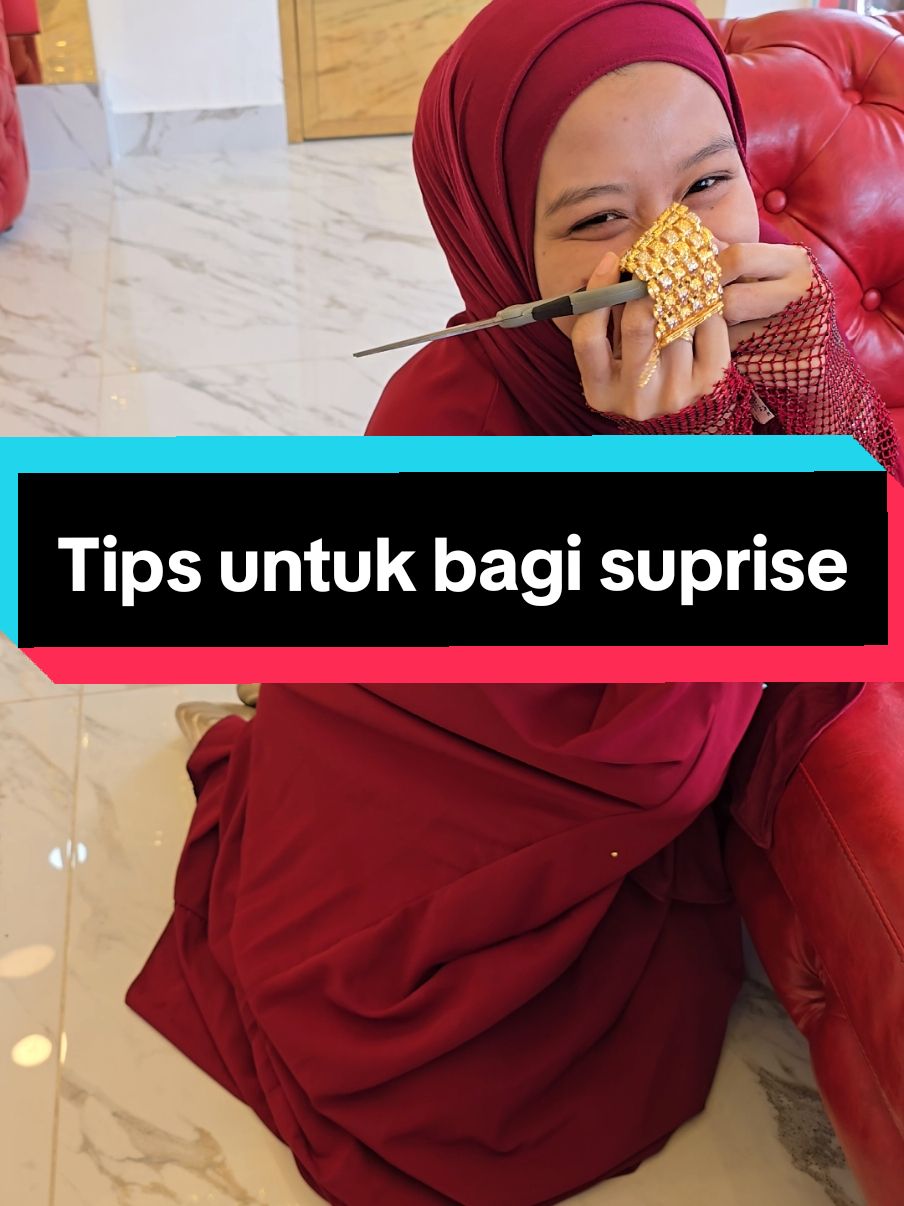 Nak buat suprise untuk pasangan? Boleh cuba tips ni, confirm menjadi punya 😆 Untuk korang yang mencari barang kemas untuk buat suprise kepada pasangan korang, boleh datang ke kedai kami STM cawangan di Sri Gombak🤩, lagi-lagi bagi masa birthday pasangan korang , confrim makin bertambah lagi kasih sayang nanti 🤭 #kedaiemassritanahmerah #srigombak #emas916 #stm #ingatemasingatsritanahmerah #sritanahmerah #freeupahsemuadesign 