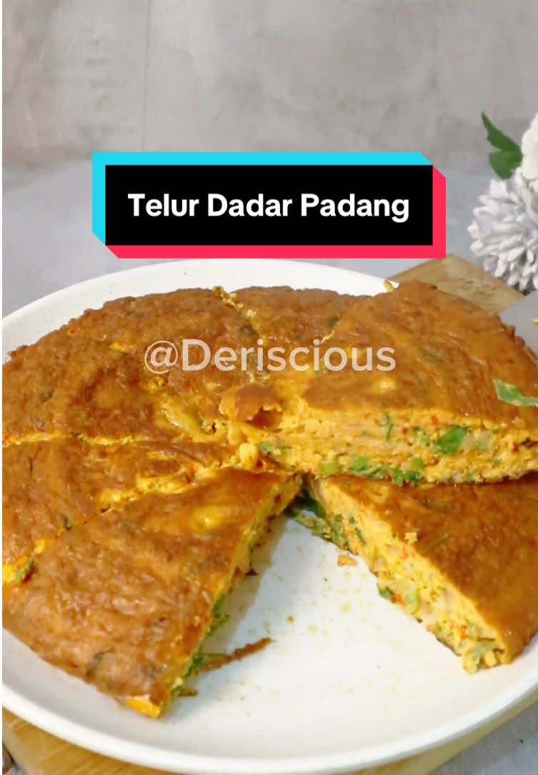 Resep Telur Dadar Padang ala Paksu, pas di goreng wangiiiiiiiiiii bgt 🤤 Dahlah lupakan diet sejenak, mari angkat piring dan nyendok nasi yg banyak😂 Catat bund bahan-bahan nya ✍️ 🌸 BAHAN 🌸 🌱Bawang merah 6 siung 🌱Bawang putih 2 siung 🌱Cabe merah keriting 50gr ~ Blender halus ~ 🌱Telur 7 butir 🌱Daun bawang 100gr 🌱Daun jeruk 3 lembar 🌱Bawang merah iris 5 siung 🌱Tepung beras 1 sdm 🌱Tepung terigu 1 sdm 🌱Garam 1 1/2 sdt 🌱Kaldu jamur 1 sdt 🌱Lada bubuk 1 sdt 🌱Minyak untuk menggoreng Gampaang bgt tapi hasilnya wangiiiiii bgt🤤 Gak percaya? Cuss cobain deh 😉 Selamat mencoba Semoga bermanfaat ☺️🫰 Jangan lupa follow & subscribe kreasi masakan lainnya⬇️ 📌Youtube   : Deriscious 📌Instagram: Deriscious2023 📌Lemon8   : Deriscious #deriscious #telurdadarpadang #telurdadar #telurbarendo #telurbarendopadang #telordadar #telordadarpadang #reseptelurdadarpadang #reseptelurdadarpadang #masakanpadang #resepmasakan #ideusahakuliner #deriscious2023 #idejualanmakanan #makananenak #masakansimple #masakanindonesia #kulinerpedas #olahantelur #masaktelur 