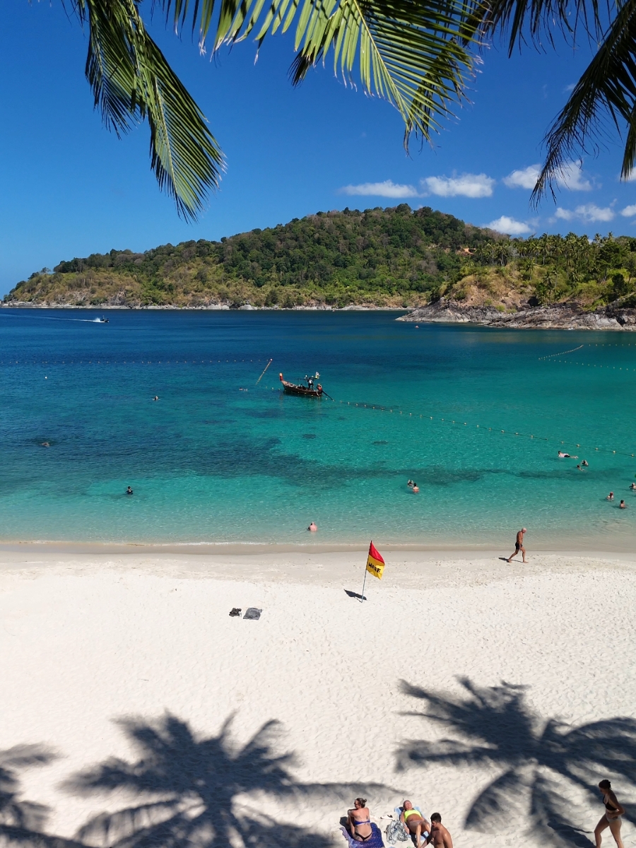 Heaven on earth 🌴⛱️ . . . . . #freedombeach #beach #phuket #palmtrees #thailand #heaven #gem #travel #holiday 