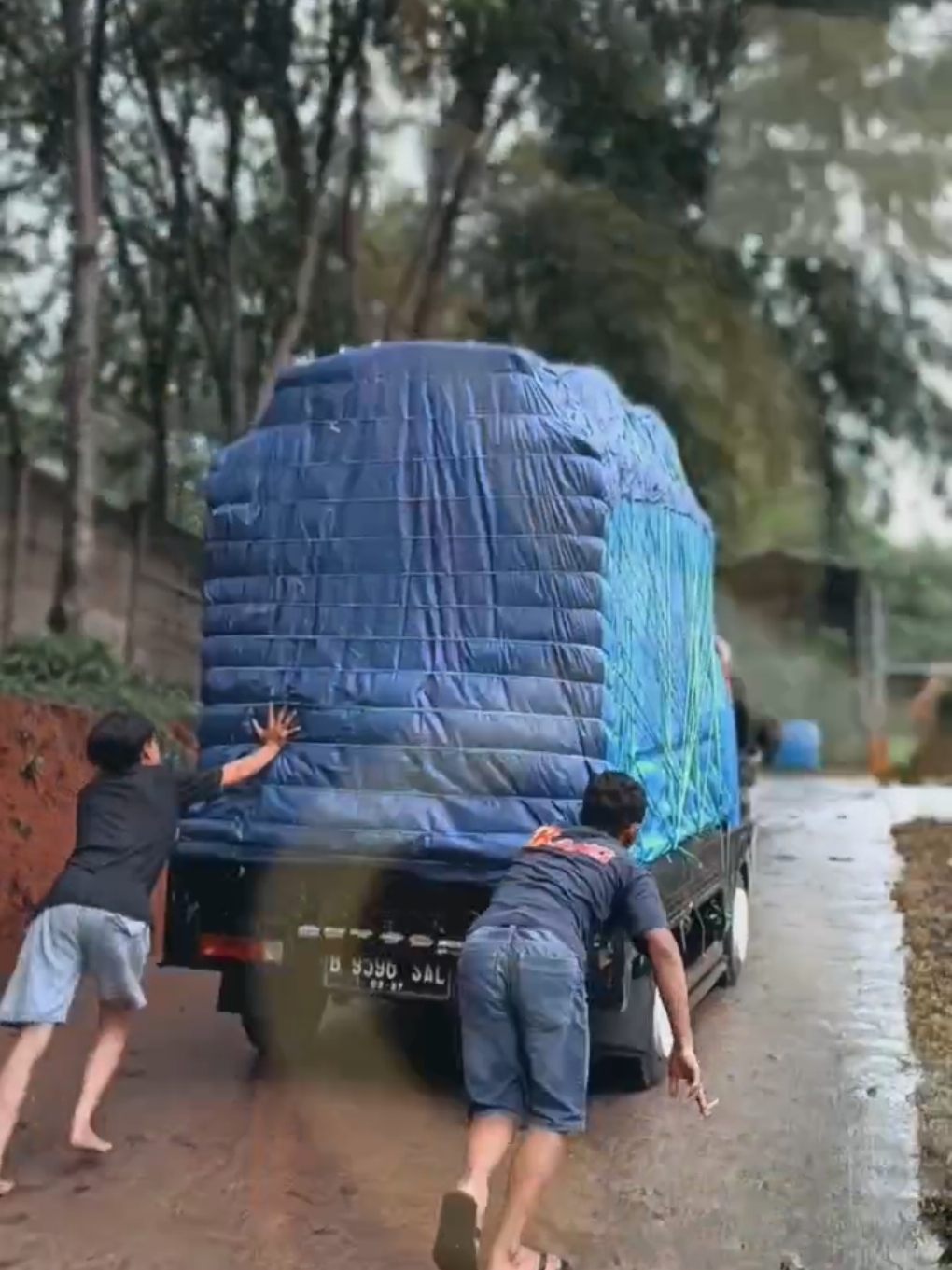 Membalas @parentoku nanjak e yo butuh perjuangan mas,ora mek dek e tok sing butuh di perjuangke😂#kurirndog #CapCut #carrytayo #pickup #ndogbalap #hujan🌧️ 