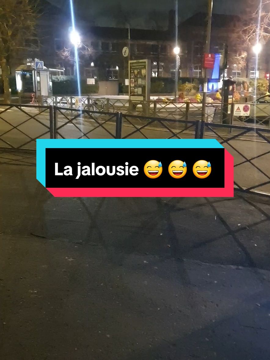 il m'a tué a la fin 😂 la jalousie 😅😂#blague #rire_tiktok #la_jalousie #fou #fort #très_drôle #rire #blague_drole #😂🤣😂🤣😂🤣 #fares_usc #mdr #ptdr #mort_de_rire😂 #dinguo #humour #humouriste #blague #fyp 