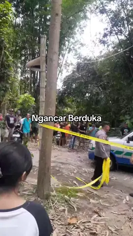 Satu keluarga di Dusun Gondanglegi, Desa Pandantoyo, Kecamatan Ngancar, Kabupaten Kediri ditemukan tew*s mengenaskan di rumahnya, pada Kamis (5/12/2024).  Ayah, ibu dan anak itu ditemukan oleh warga sekitar pukul 08.30 WIB. Masing-masing bernama Agus Komarudin (38), istrinya Kristina (34) tahun yang sama-sama berprofesi sebagai guru dan anaknya Christian Agusta Wiratmaja (9). Sedangkan, Samuel Putra anak kedua korban masih hidup.  Peristiwa ini pertama kali dilaporkan oleh Kepala Dusun Gondanglegi, Roesmani. Kapolsek Ngancar AKP Chardi Kukuh yang menerima laporan tersebut langsung mendatangi TKP bersama Tim Identifikasi Polres Kediri dan bidan desa Betty untuk memastikan kondisi korban.  Awalnya, saksi Sumaji, Supriono dan Ilham, rekan korban sebagai guru, mendatangi rumah Agus sekitar pukul 08.30 WIB karena korban tidak datang mengajar di SDN 1 Babatan hari itu. Padahal dia hanya izin satu hari saja. Namun, saat itu rumah korban tertutup rapat. Saat dibuka paksa lewat jendela, salah satu saksi Supriono melihat dar*h berceceran di dalam rumah korban.  “Karena tidak bisa dihubungi saksi-saksi akhirnya datang ke rumah saudara Agus, pada saat tiba di lokasi dalam keadaan pintunya tertutup. Pada saat diketok-ketok pintunya, tidak ada yang keluar. Akhirnya salah satu keluarga korban yang bernama Supriono membuka lewat jendela kamar dan ada bekas dar*h di atas kasur namun tidak berani masuk,” kata Kukuh.  “Salah satu saksi (kemudian) melihat dari lubang tembok kayu di dapur ada tangan tergeletak di lantai dapur yg diduga tangan saudari Kristiani. Setelah itu keluarga korban menghubungi perangkat desa Pandantoyo dan melaporkan kejadian tersebut ke Polsek Ngancar,” tambahnya.  Dari olah TKP, dua korban tergeletak di dapur dengan berlumuran dar*h, sementara satu korban anak tergeletak di ruang tengah dengan berlumuran dar*h.  “Satu korban masih hidup tergeletak di kamar tengah (Samuel Putra), kini dirawat di RSUD SLG,” terangnya.  Berdasarkan pemeriksaan awal, ketiga korban mengalami luka pada kepala dan meningg*l dunia.  “Menurut keterangan dokter dan Inafis Polres Kediri bahwa ketiga korban diduga dibun*h,” tandasnya. (Sumber:jatimnow.com) Video: Priyo Arfa