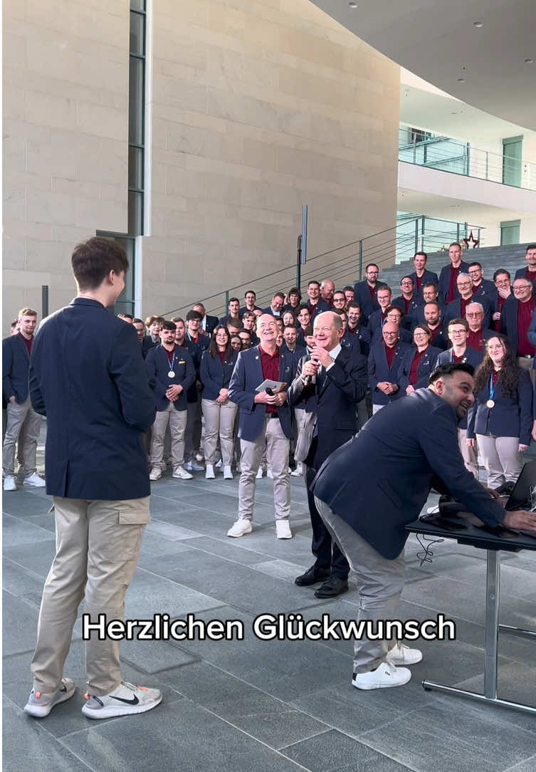 Bei der „Weltmeisterschaft der Berufe“, den WorldSkills, gab es viele Medaillen. Der Kanzler gratuliert dem deutschen Nationalteam.  #Bundeskanzler #OlafScholz #Kanzler 