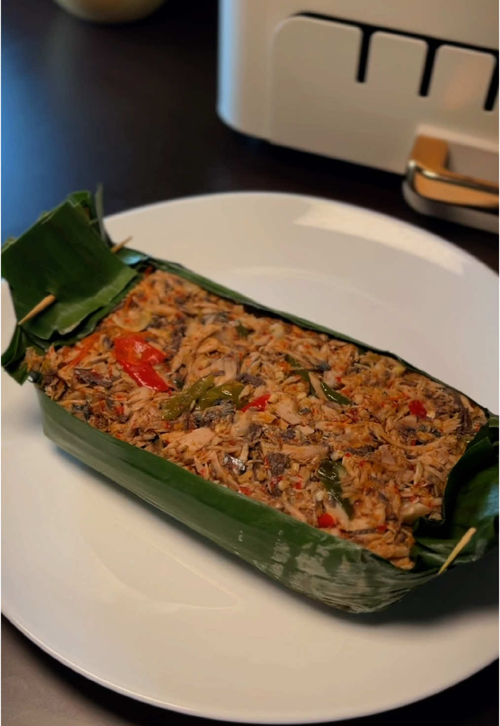 Nasi bakar kalau bikin sendiri tuh puas bgt ga sih? Bisa diisi sampai full kaya gini✨ Dan sepertinya ini nasi bakar terenak yang pernah aku bikin🥹 padahal sebelumnya sering bikin dengan resep yang sama tapi ga seenak ini😭 Ohiya, untuk alat bakarnya aku pakai grill smokeless dari @Oxone yaa Ini kapasitas nya lumayan besar, jadi sebenernya bisa buat manggang sampai 5 porsi nasi bakar😍 Suhu nya juga bisa diatur dengan banyak fitur lain nya❤️ Bahan: - 250 gr tongkol suwir - 3 siung bawang putih  - 5 siung bawang merah - 5 rawit merah - 10 rawit hijau - 2 cabe merah  - 2 cabe hijau - 7 cabe merah (giling halus) - 2 daun salam  - 1 sdm saus tiram  - garam, gula, kaldu ayam bubuk, lada  Sebelumnya, untuk tongkol nya aku kukus pakai 4 bawang putih(cincang), garam, lada, 1 sereh geprek  *resep nasinya sudah pernah aku share yaa  #nasibakar #tongkolsuwir 