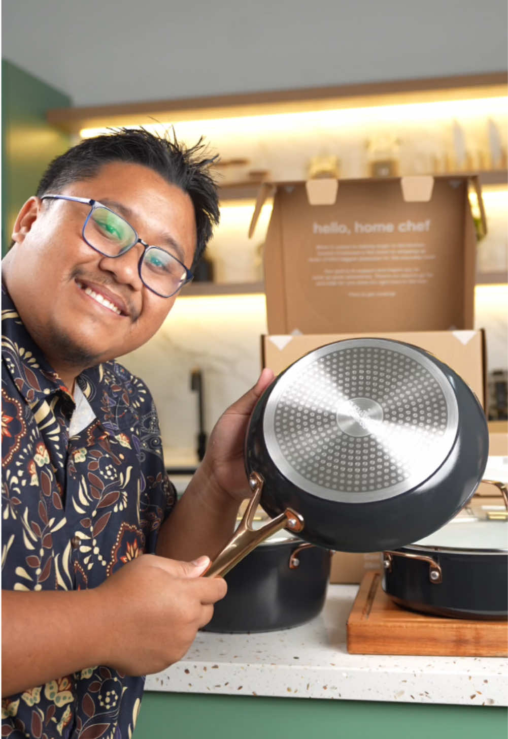 Episod 560 | Resepi Marry Me Pasta | 2 Minit 1 Resepi by Che Sayang Kitchen Sekarang @Cosmic Cookware ada keluarkan Limited Edition Collection iaitu Midnight Magic! Collection ini memang terbaik! Sesuai untuk apa jua majlis. Bukan itu sahaja, reka bentuknya yang estetik menjadikan meja anda kelihatan lebih cantik! Jangan lupa untuk grab koleksi baru diorang sekarang Bahan ayam - Ayam bahagian dada atau peha - Serbuk paprika - Serbuk Italian Herbs - Sebuk blackpepper - Garam Bahan pasta - spaghetti yang direbus - Butter - 1/2 biji bawang holland - 4 ulas bawang putih - Italian herbs - 1/2 kiub pati ayam - Tomato cherry - 2 sudu tomato puri - 1 kotak kecil cooking cream - Chili flakes - Garam Gunakan code : CSYGXCC10 Syarat dan terma untuk kod ini : 1) Hanya sah untuk semua item peralatan memasak. Tidak termasuk aksesori. 2) Tidak boleh digabungkan dengan mana-mana promosi yang sedang berlangsung #resepichesayang #chesayangkitchen #pasta #cosmiccookware 