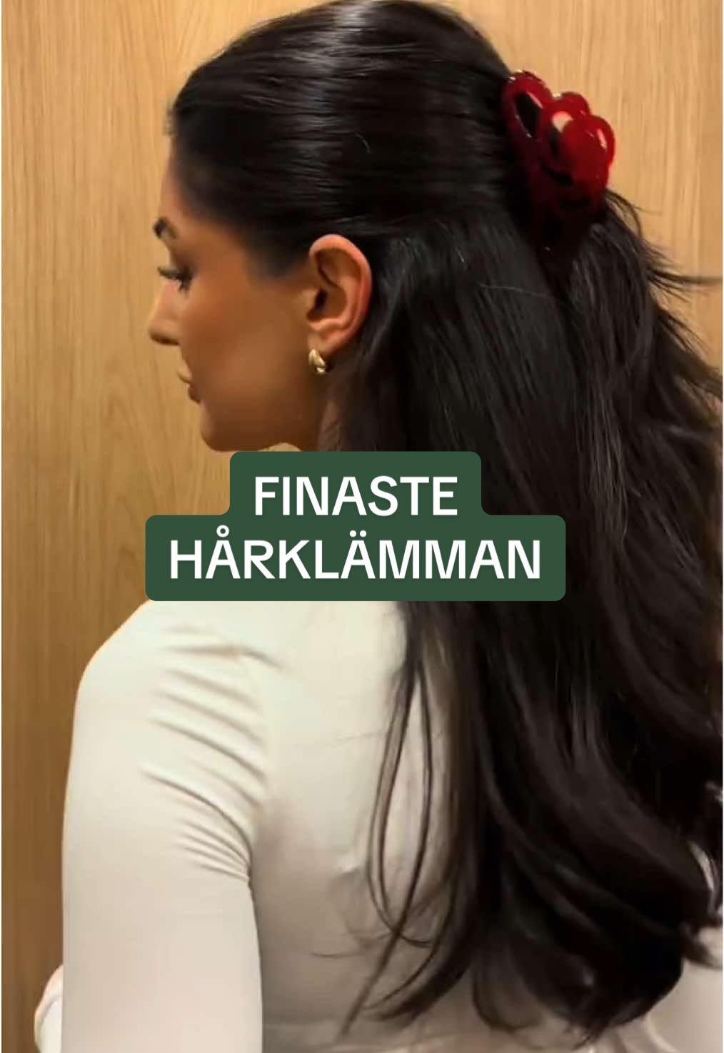 Vinterns bästa accessoar? ✨ ByBarb har hårklämmor med kraftigt grepp som håller håret på plats hela dagen!  Deras röda hårklämma är den perfekta detaljen för alla festliga tillfällen, speciellt till julen❣️ #hår #jul #hairtok #outfitdetails 