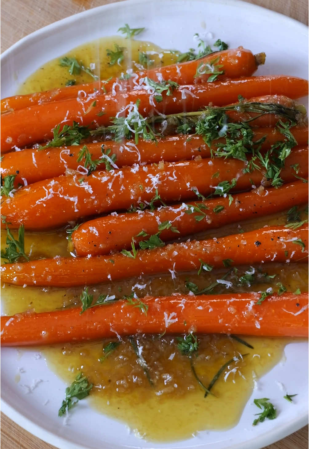 Maple butter garlic carrots. Recipe on daenskitchen.com #carrots