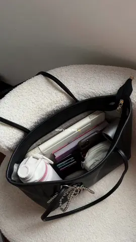 so spacious 💫  #totebag #bag #bags #whatsinmybag #spaciousbag #bagrecommendation 