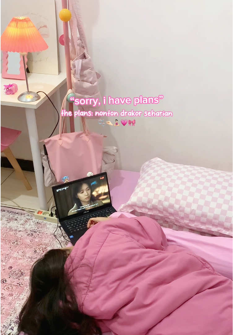 ga heran jarang keluar kerjaannya nolakin ajakan temen😭 ada yang sama ga🫵🏻 #pinkroomaesthetic 